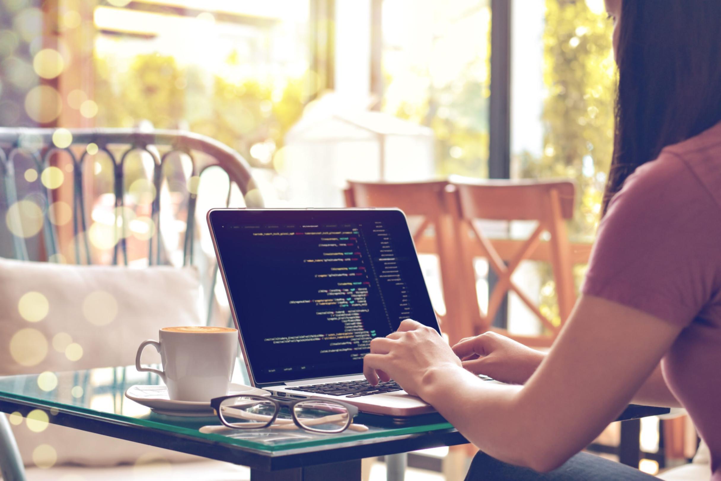 Studierende bei der Analyse von Kapitalanlagen