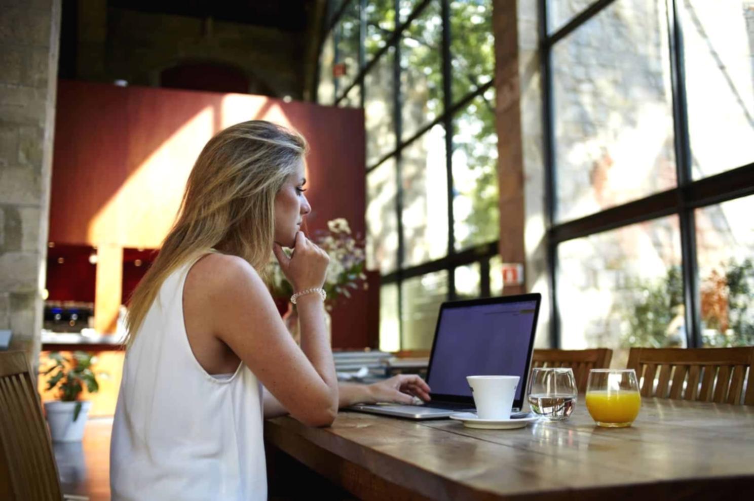 Live-Webinar-Session bei InvestierenPlus mit interaktiver Lernumgebung