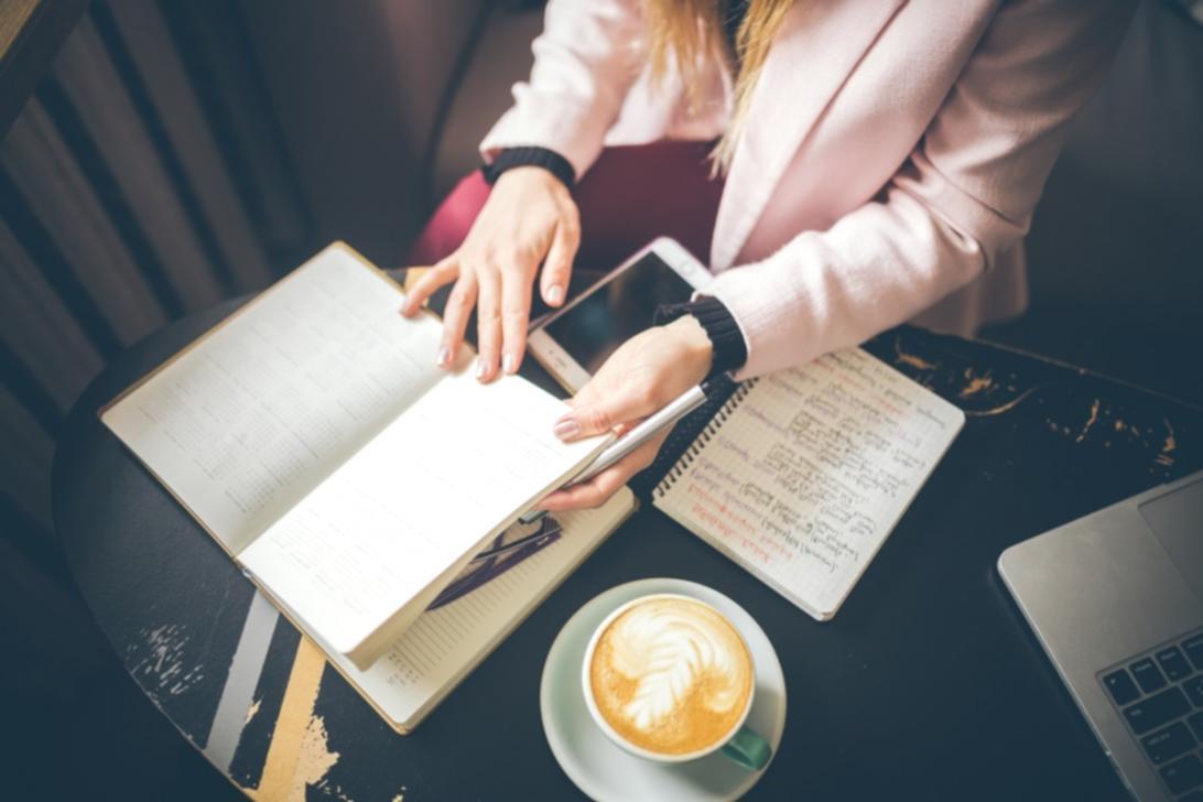 Teilnehmer bei einem interaktiven Workshop über Kleinkapitalanlagen